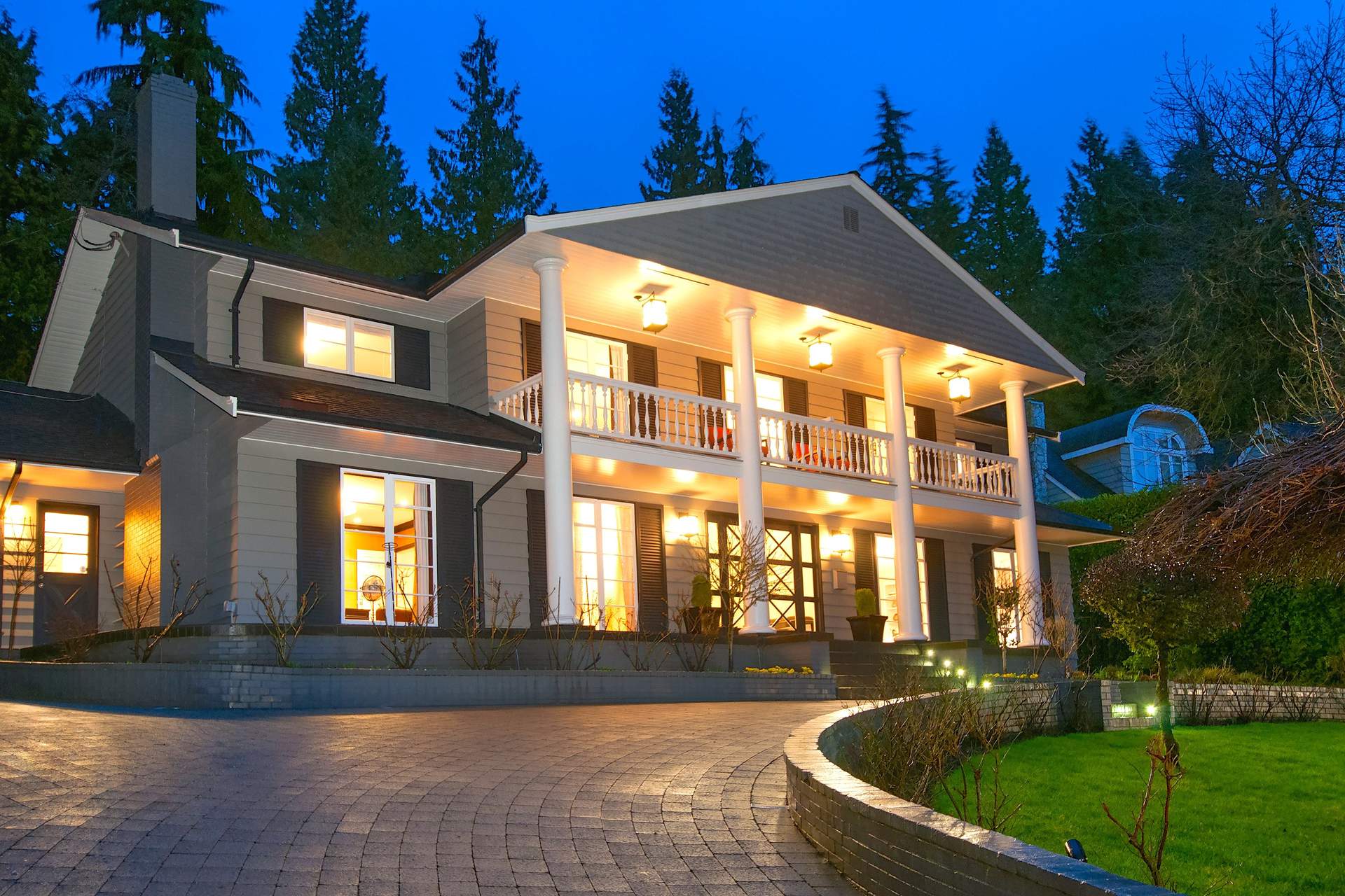 Spectacular Remodelled Residence on 7th Hole of Capilano Golf Course!