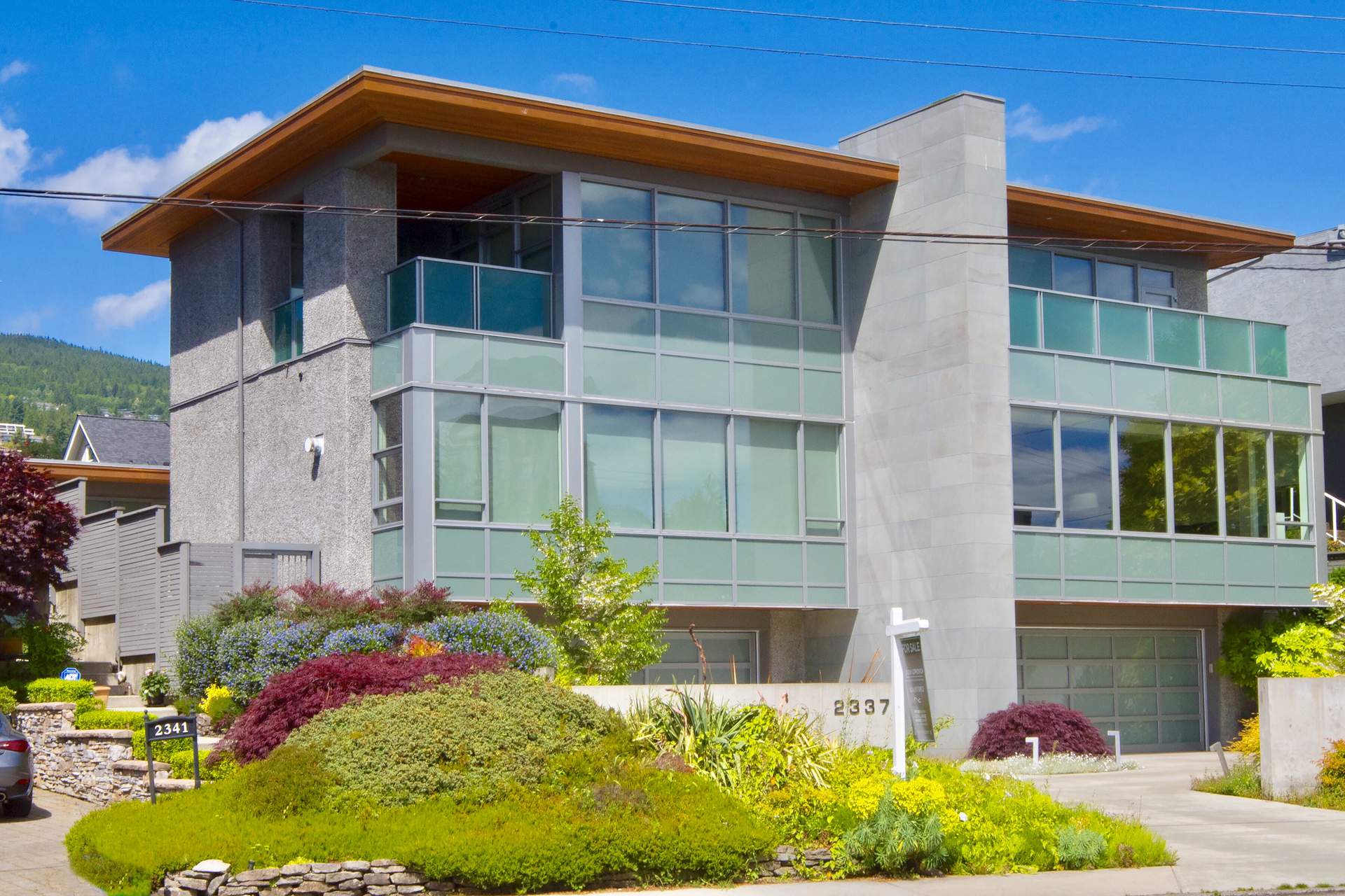 Spectacular Contemporary Duplex in Dundarave with Ocean Views!