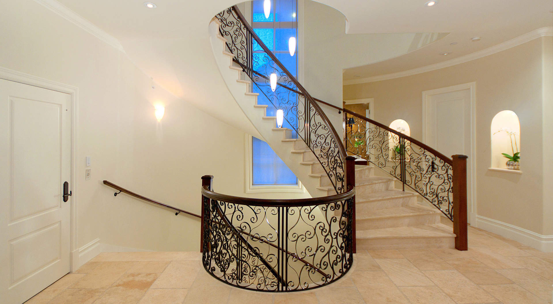 Escalera de caracol con peldaños de mármol sólido y barandilla de hierro forjado personalizado