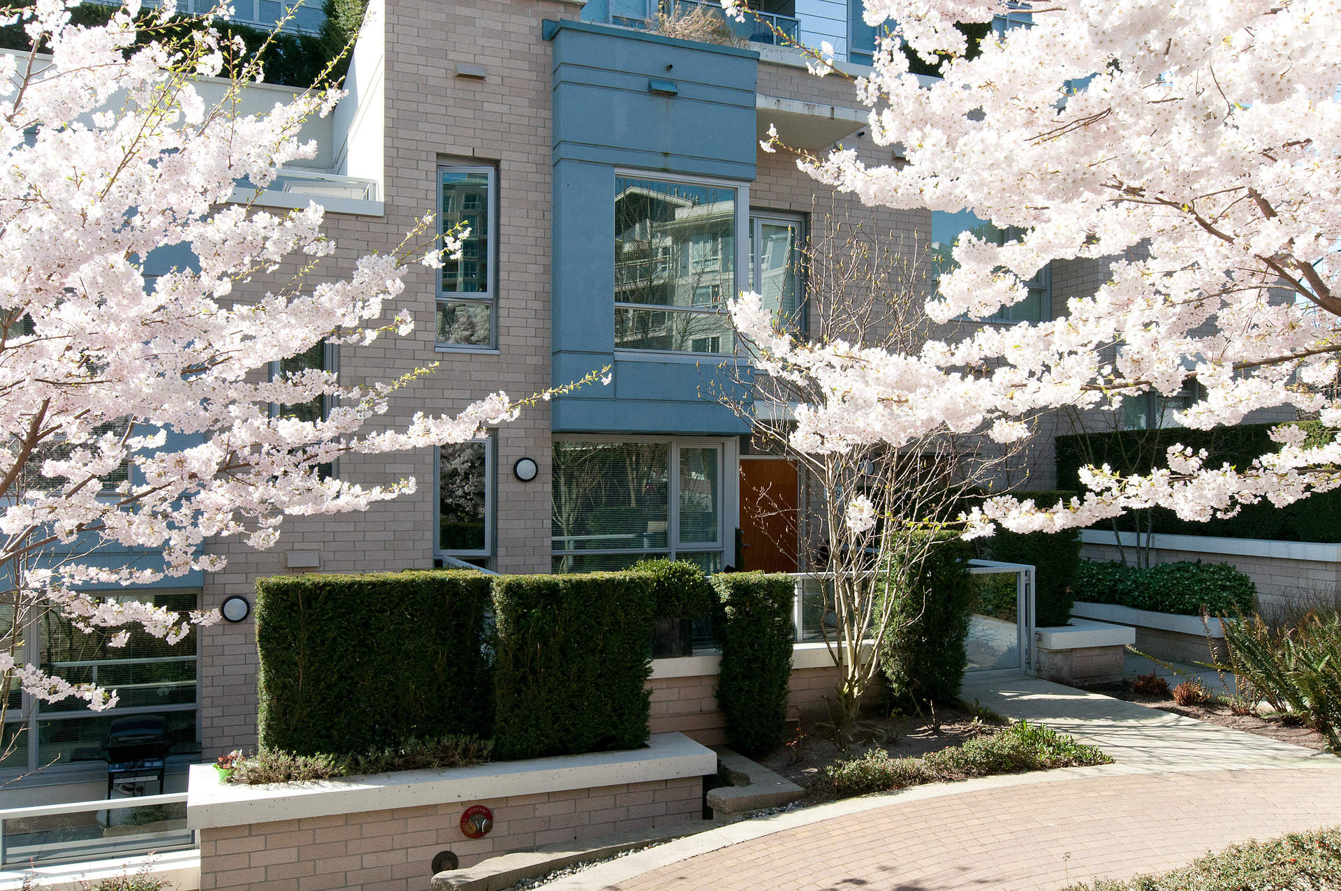 GORGEOUS LOWER LONSDALE TOWNHOME WITH PRIVATE ENTRANCE!