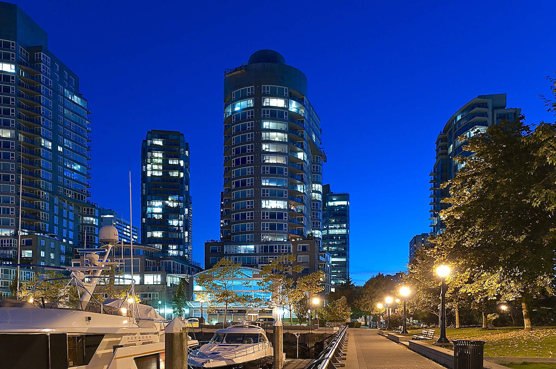 A SPECTACULAR COAL HARBOUR WATERFRONT SUB-PENTHOUSE!