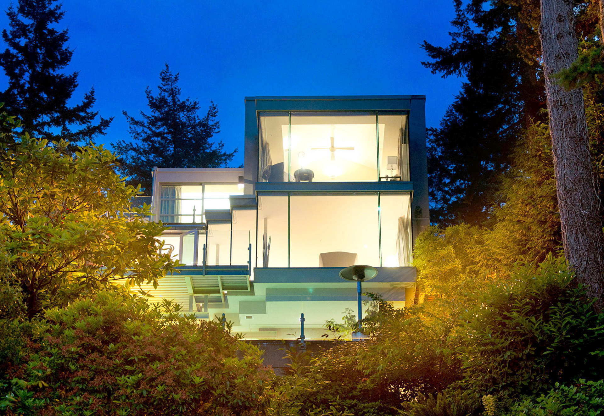 Spectacular Contemporary Waterfront Residence!