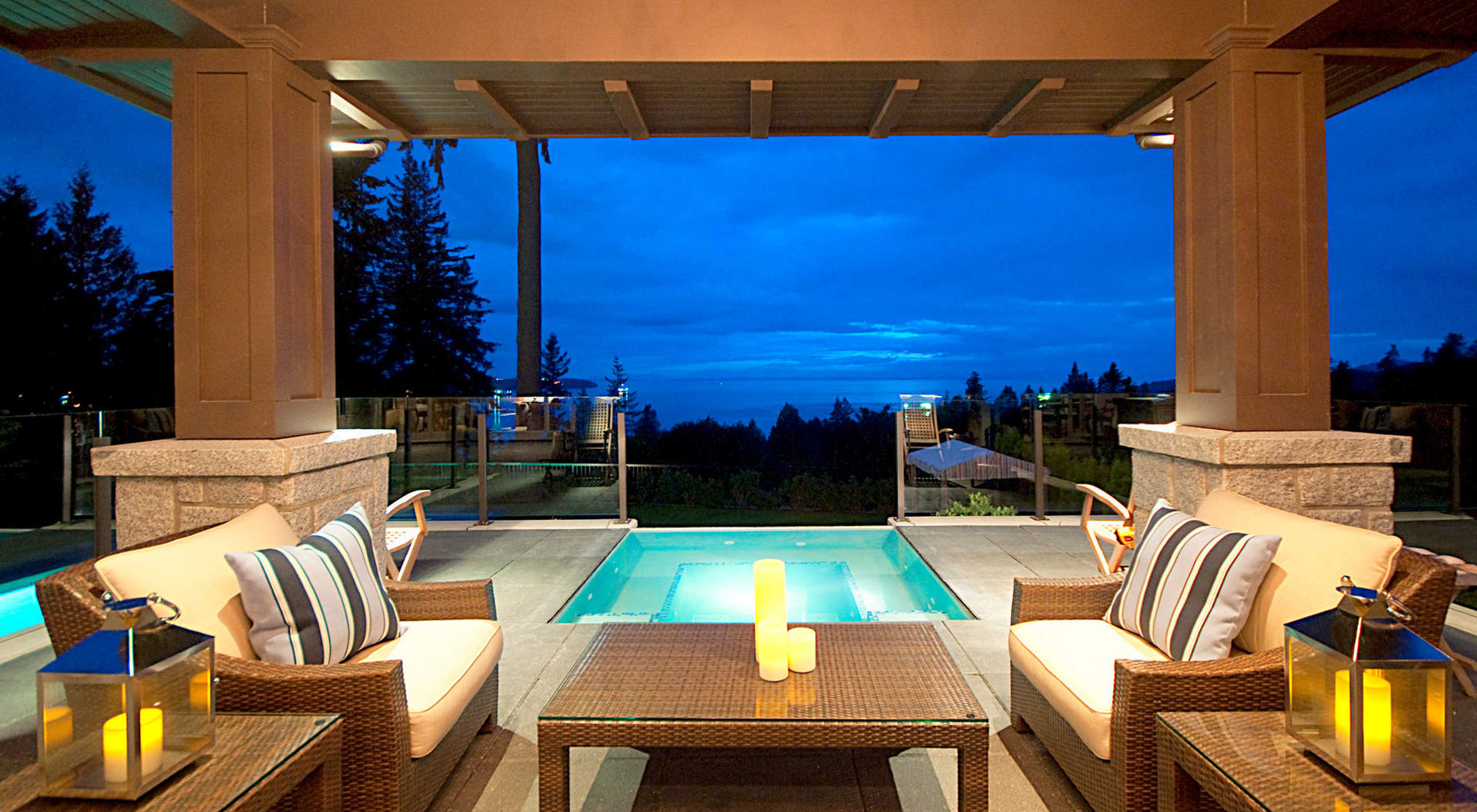 Outdoor Entertainment Area with Negative-Edge Bubbling Hot Tub