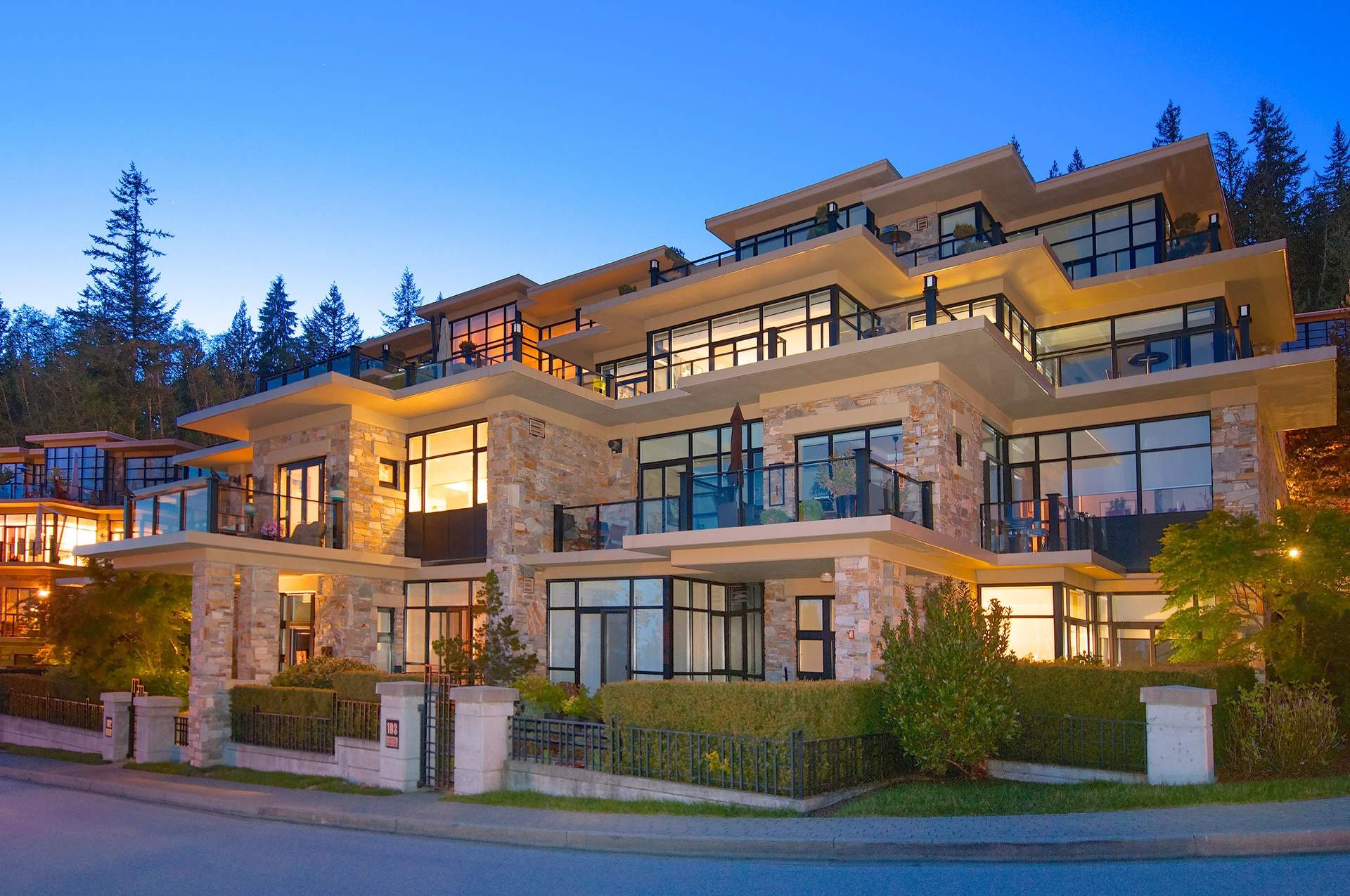 Breathtaking Luxury Townhome – Spectacular Views!