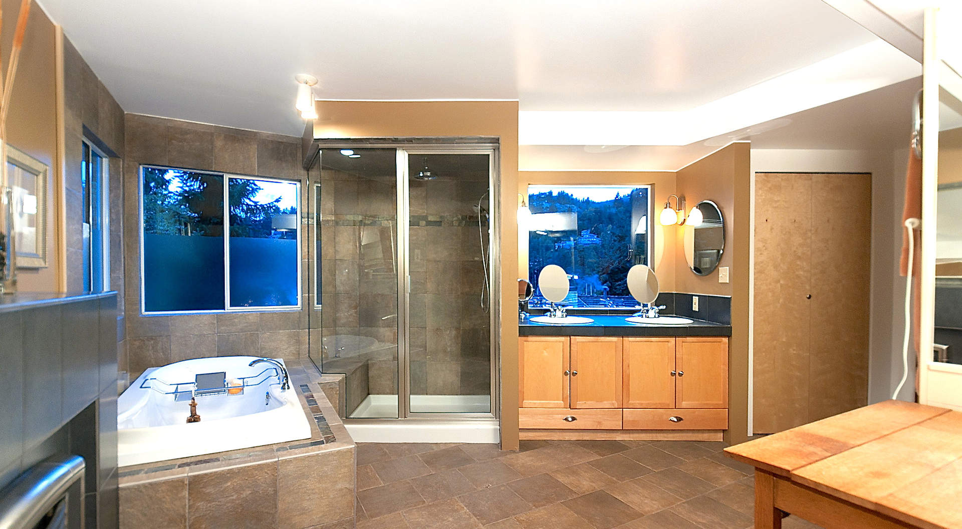 Master Ensuite with Steam Shower & Soaker Tub