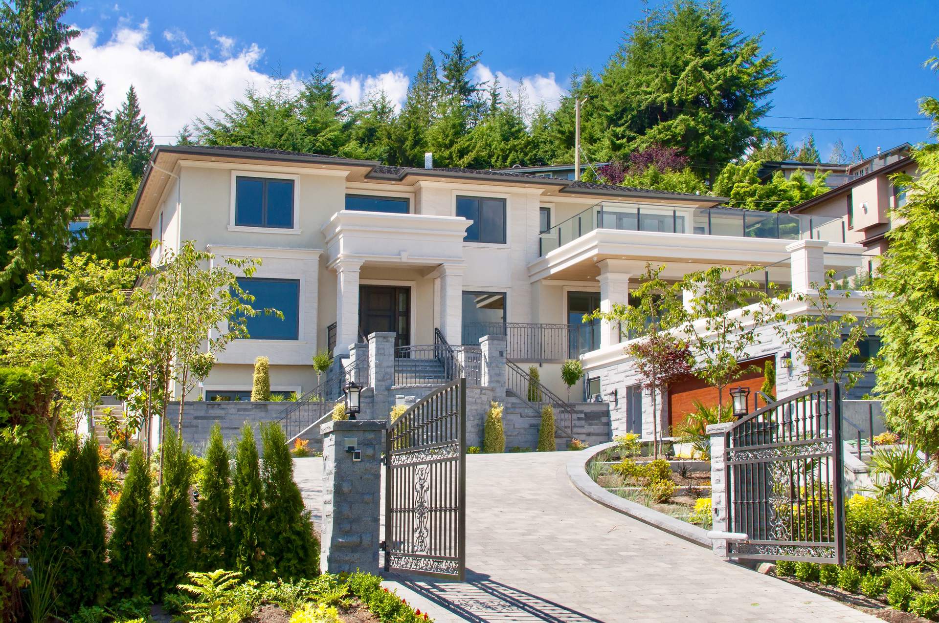 Espectacular nueva residencia familiar contemporánea con vistas a la ciudad y la montaña