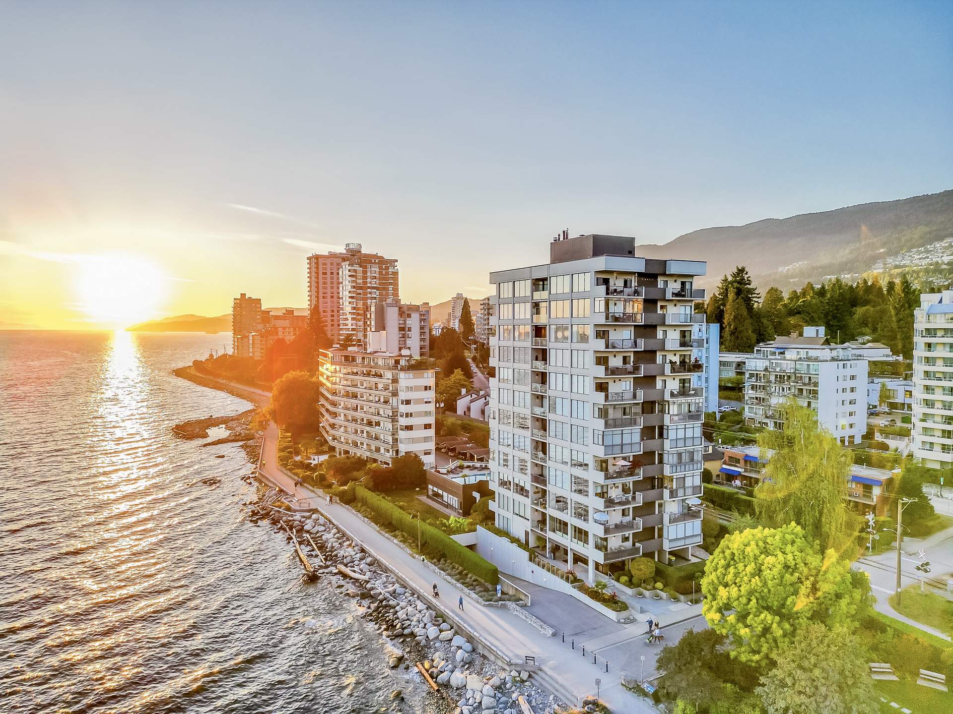 Spectacular Waterfront Suite on the 6th Floor of Seawalk Place