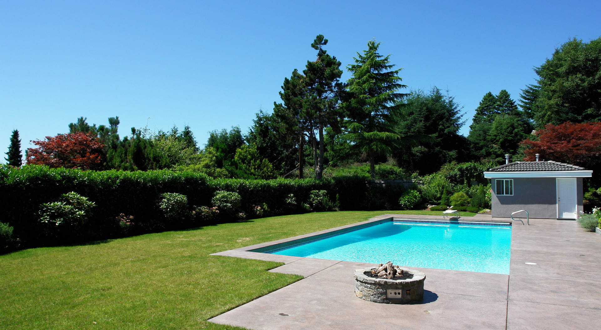 壮观级庭院与波光粼粼的室外泳池