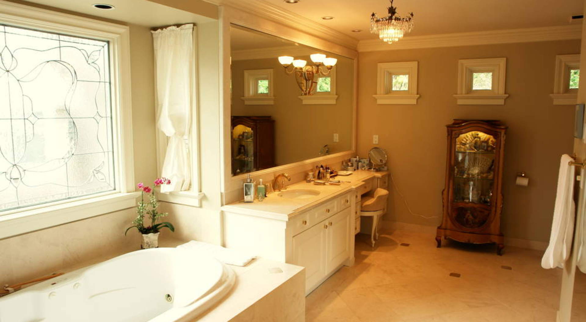 Master Ensuite (Hers)