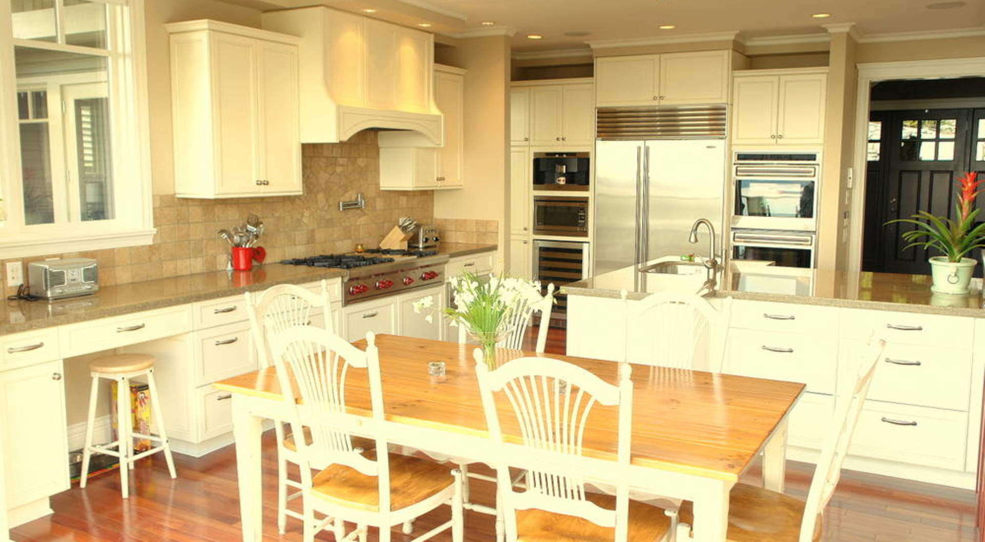 Fabulous Kitchen & Eating Area