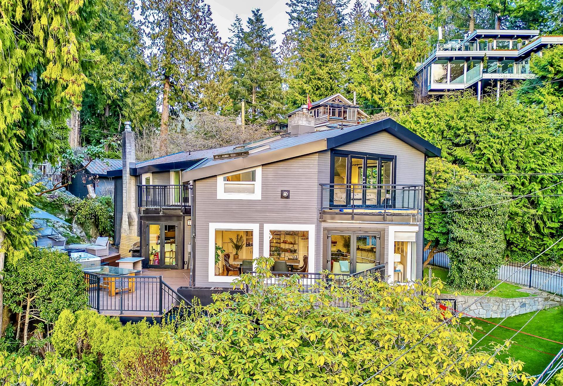 A GORGEOUS WEST COAST CONTEMPORARY FAMILY RESIDENCE!
