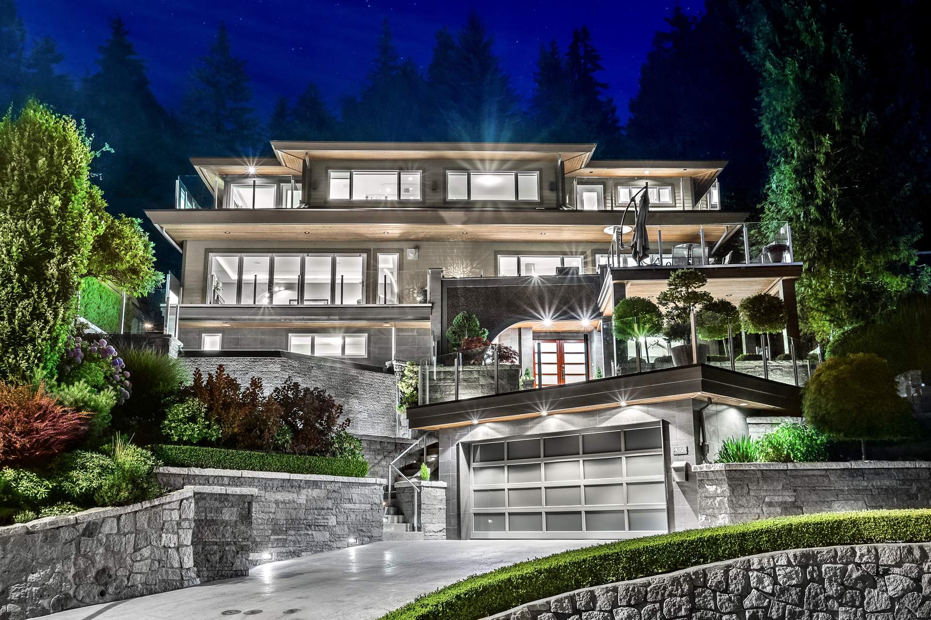 A Gorgeous Contemporary Residence in Upper Delbrook With Spectacular Ocean Views!