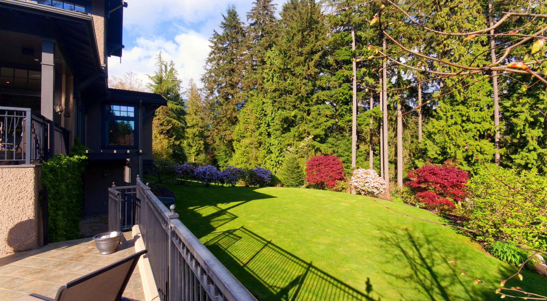 Gorgeous Sunfilled Backyard for Children to Play