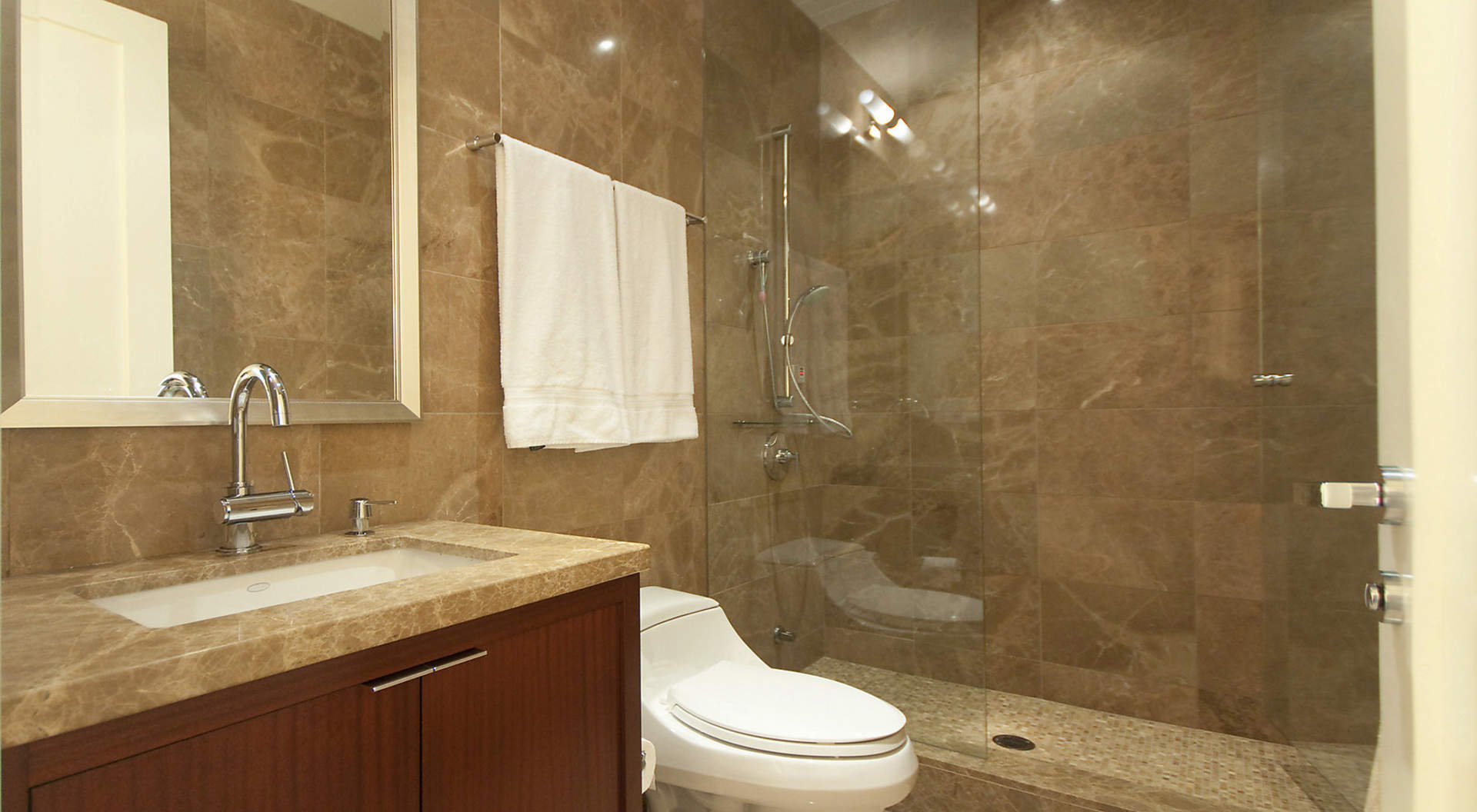 Dormitorio de invitados con baño