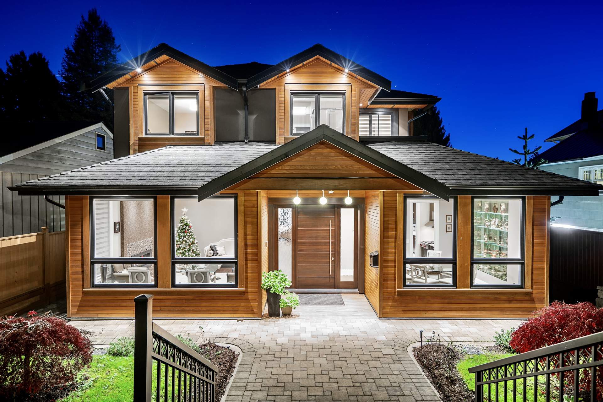 Spectacular New South Facing Contemporary Residence in Prestigious Ambleside!