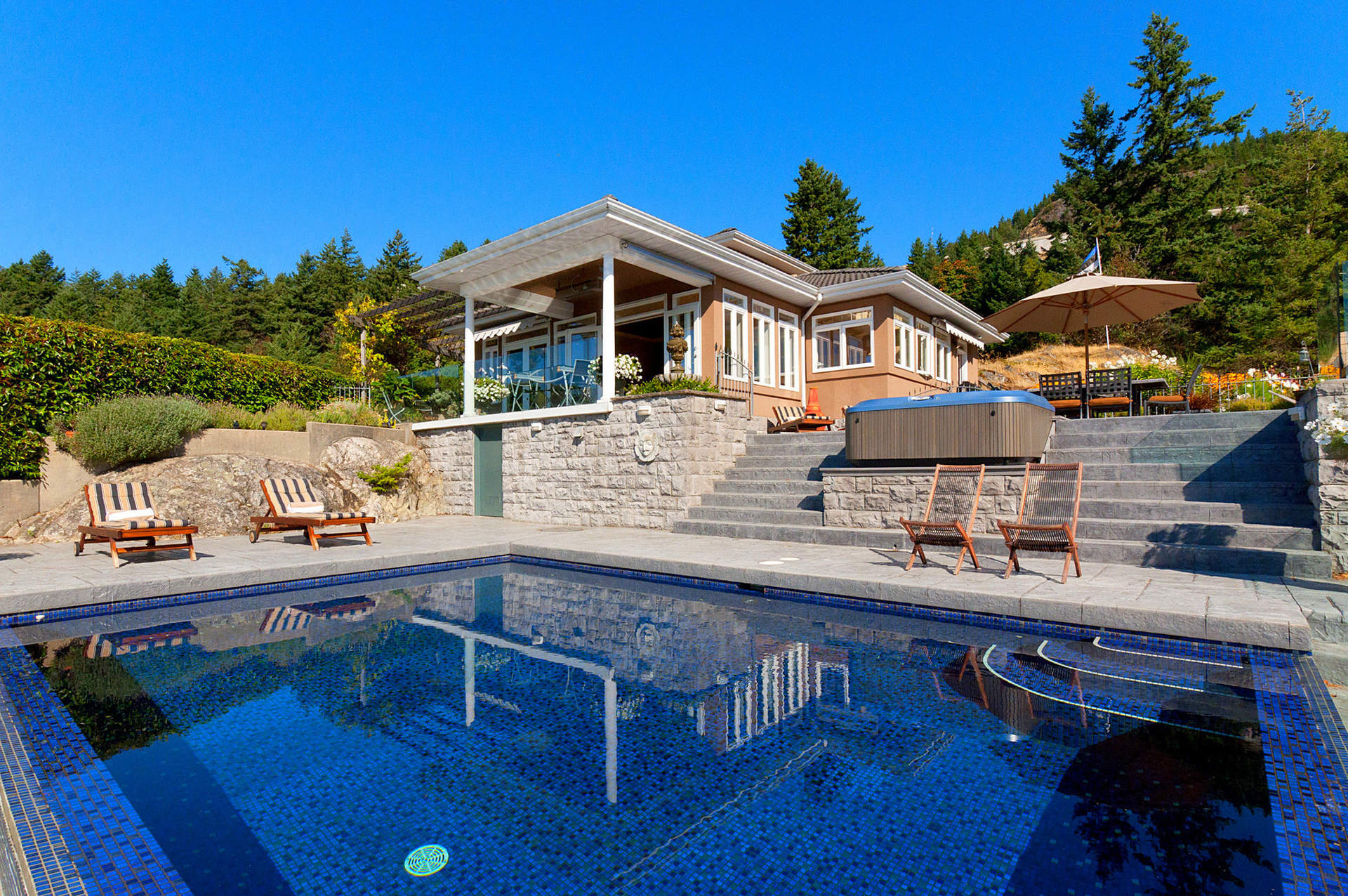 Magnifica Villa Vista al Mar en Eagleridge!