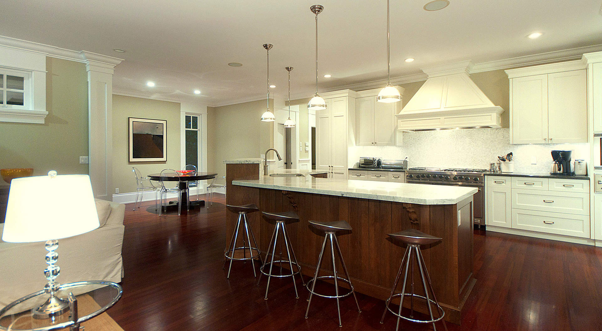 Gourmet Kitchen with Breakfast bar