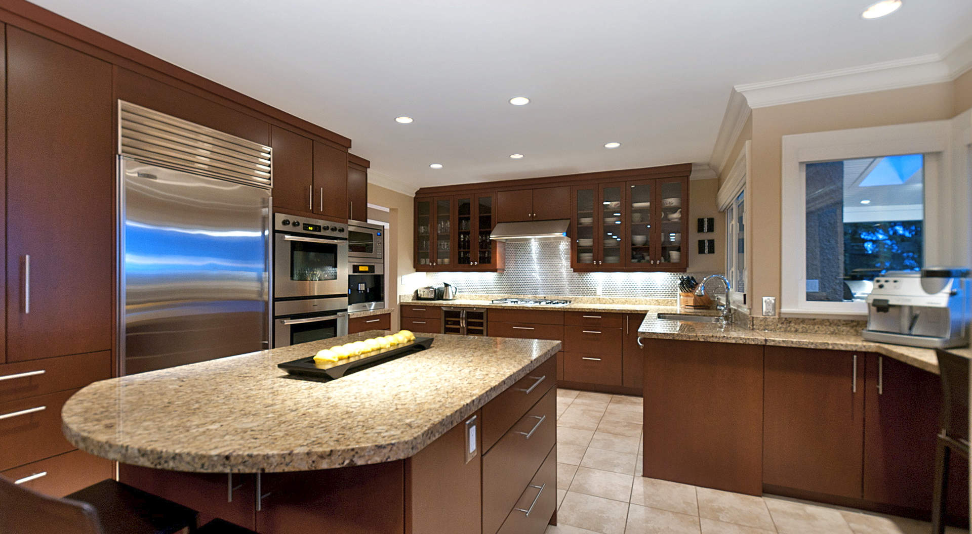 Breakfast Bar & Miles of Cupboard Space