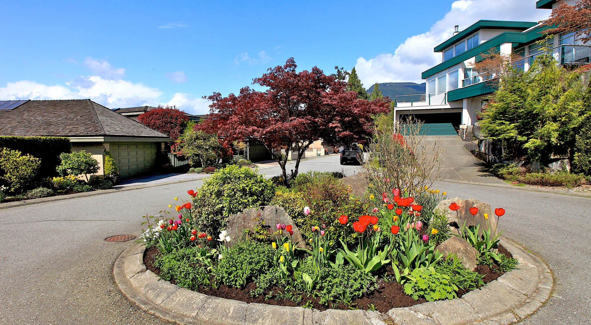 Manicured Neighbourhood Walking Distance to the Village & Schools