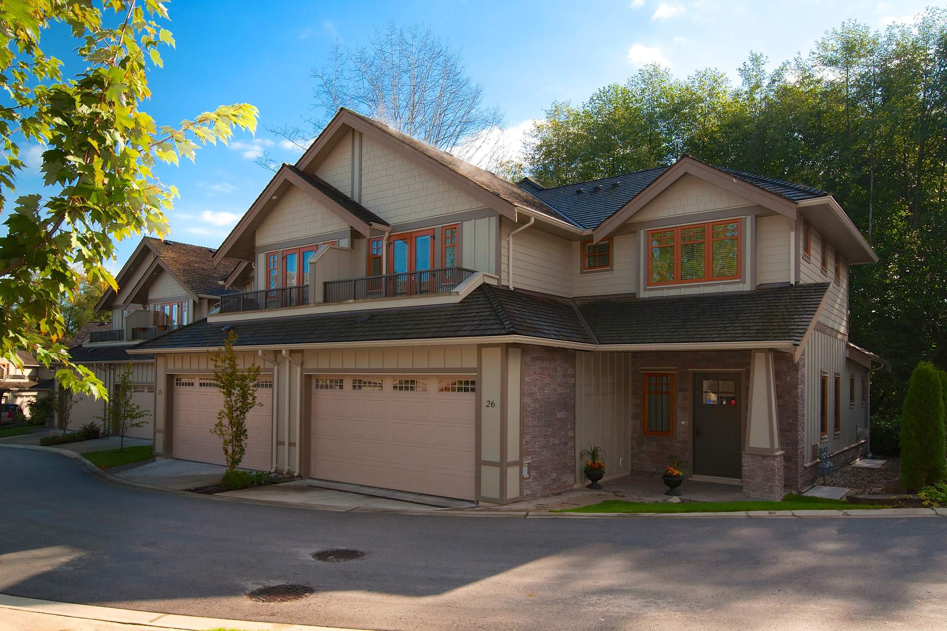 Gorgeous "End Unit" Townhome in Wills Creek - White Rock!