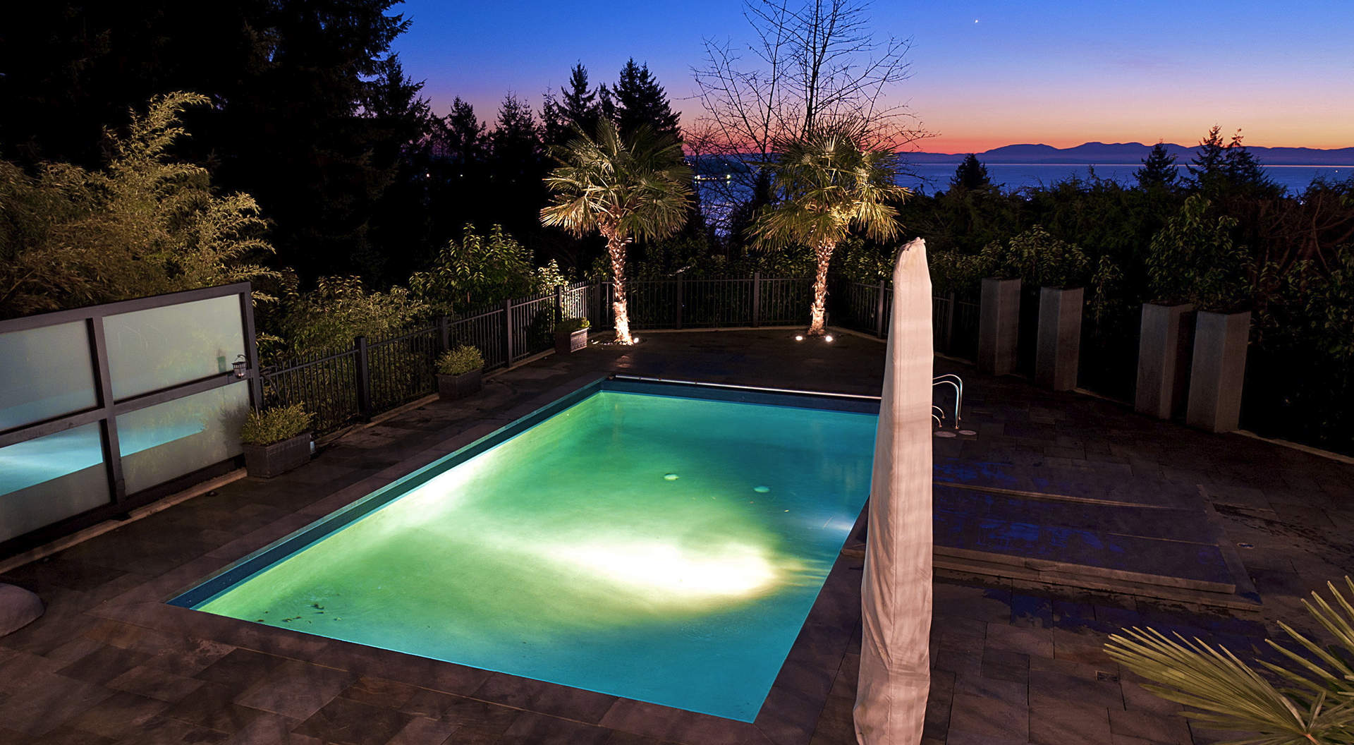 Beautiful Outdoor Pool & Hot Tub