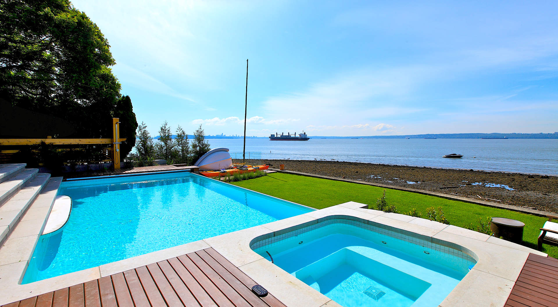 Breathtaking Outdoor Pool & Hot Tub