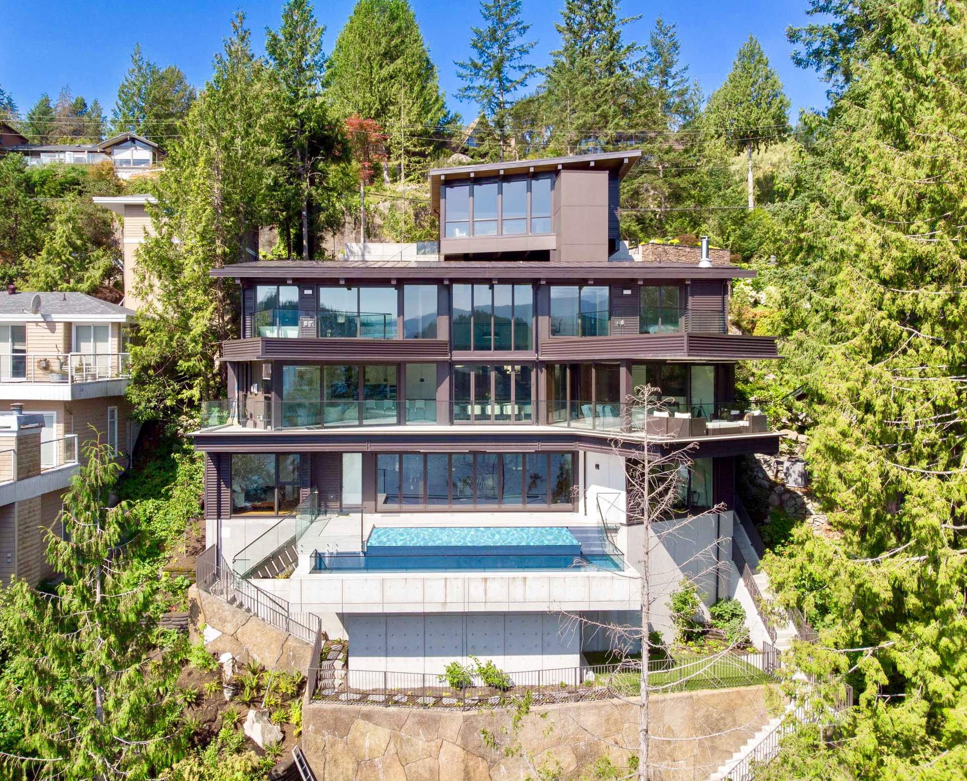 Espectacular nueva línea de costa contemporánea en Deep Cove diseñada por Frits de Vries