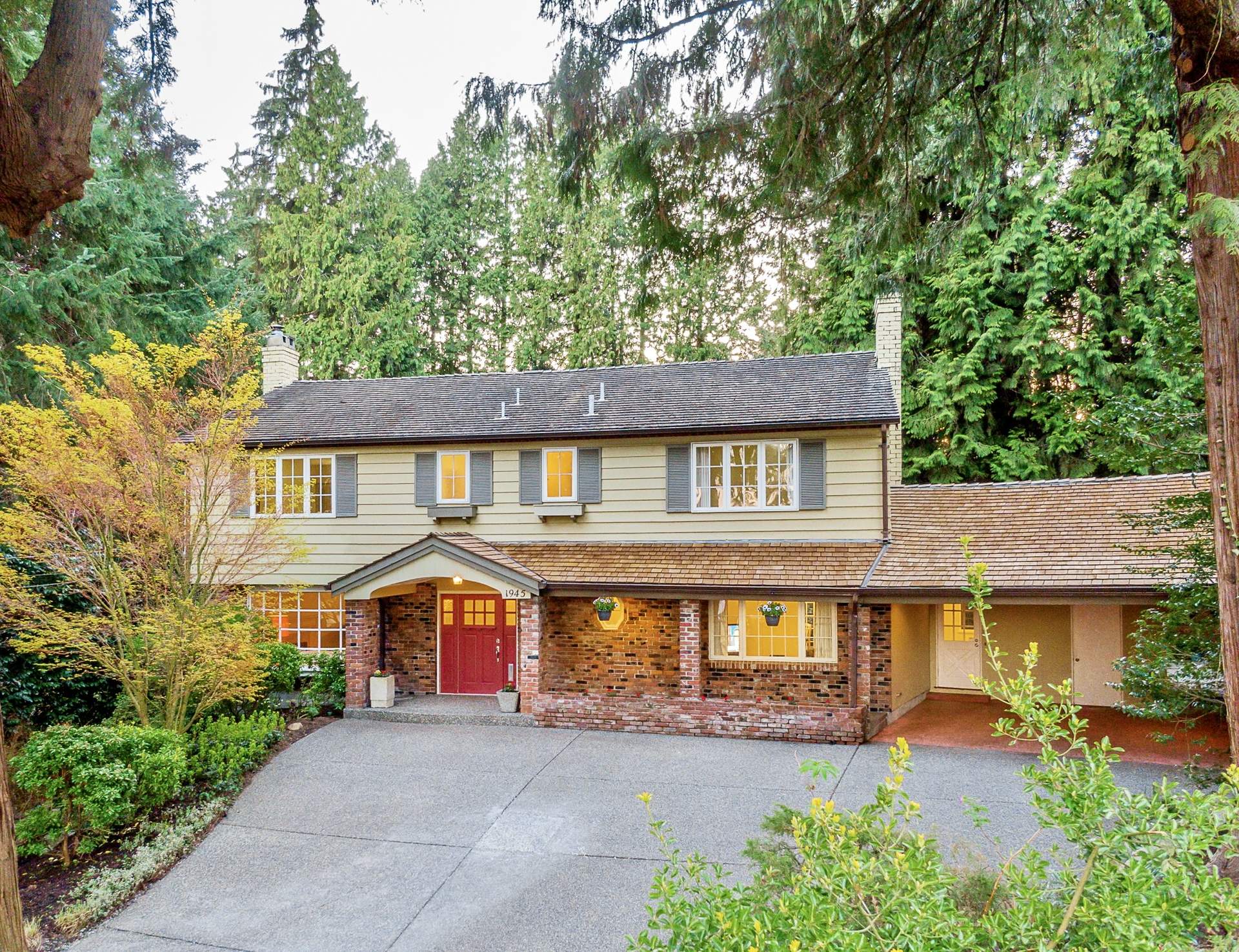 Meticulous Ambleside Residence situated on a Quiet Cul-de-sac!