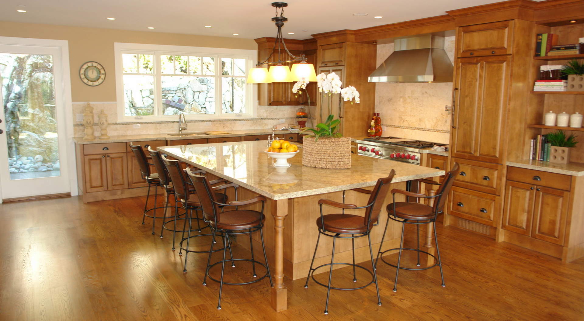 Gorgeous Kitchen with Breakfast Bar