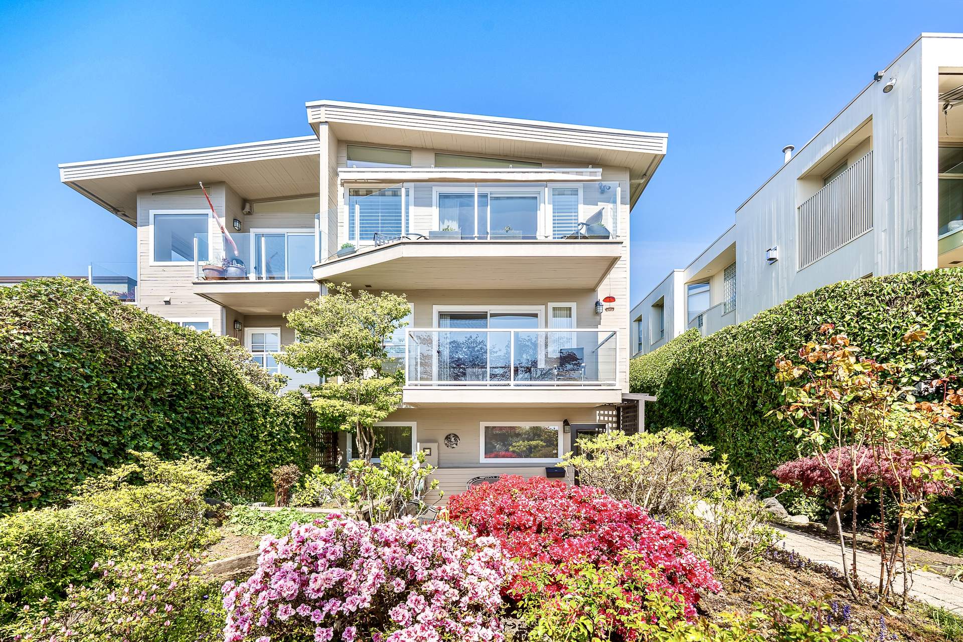 A Sensational 1/2 Duplex Offering Spectacular Ocean Views!