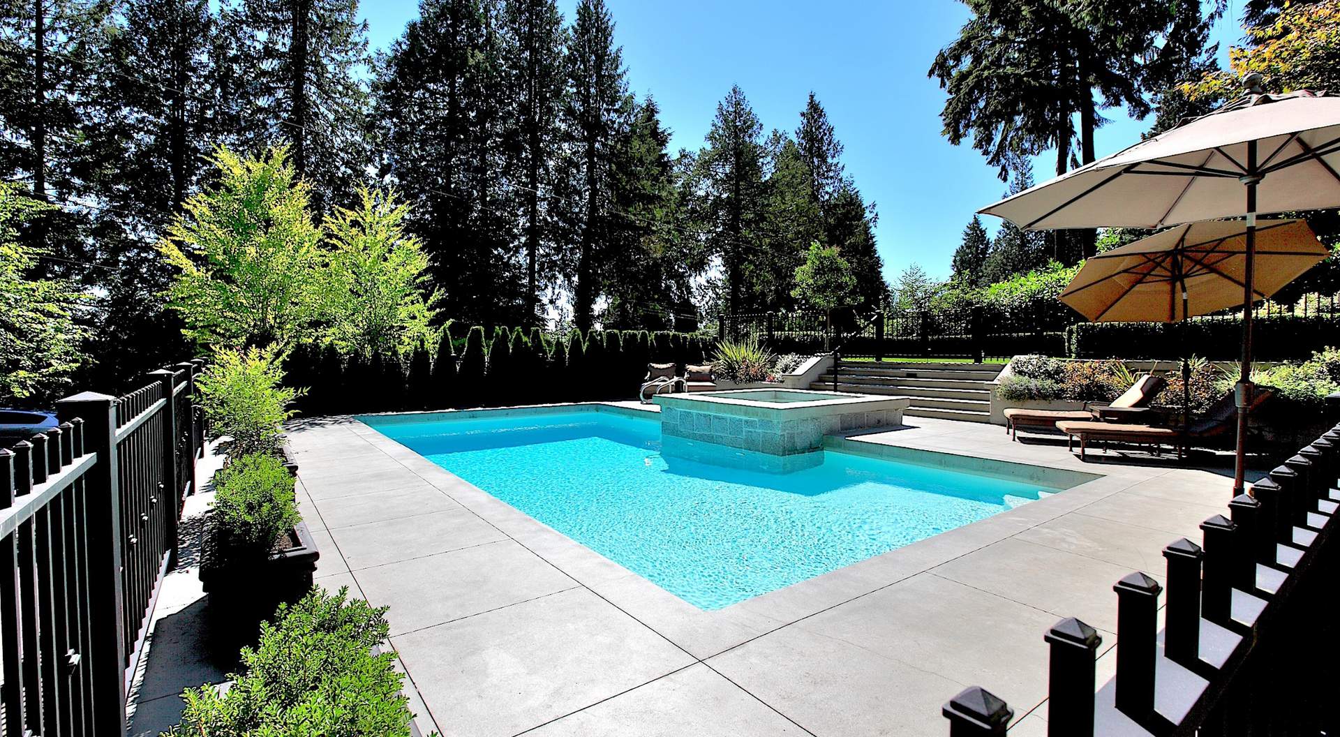 Espumoso piscina al aire libre y patio