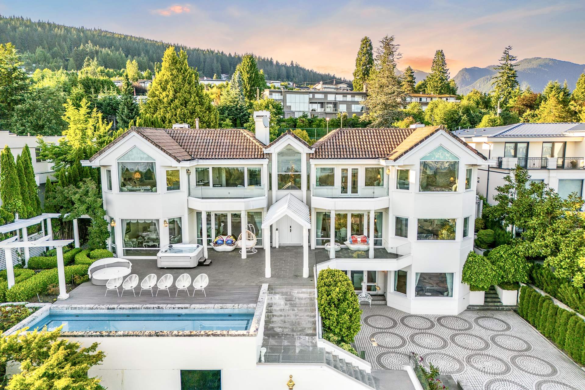 World-Class Estate on King Georges Way