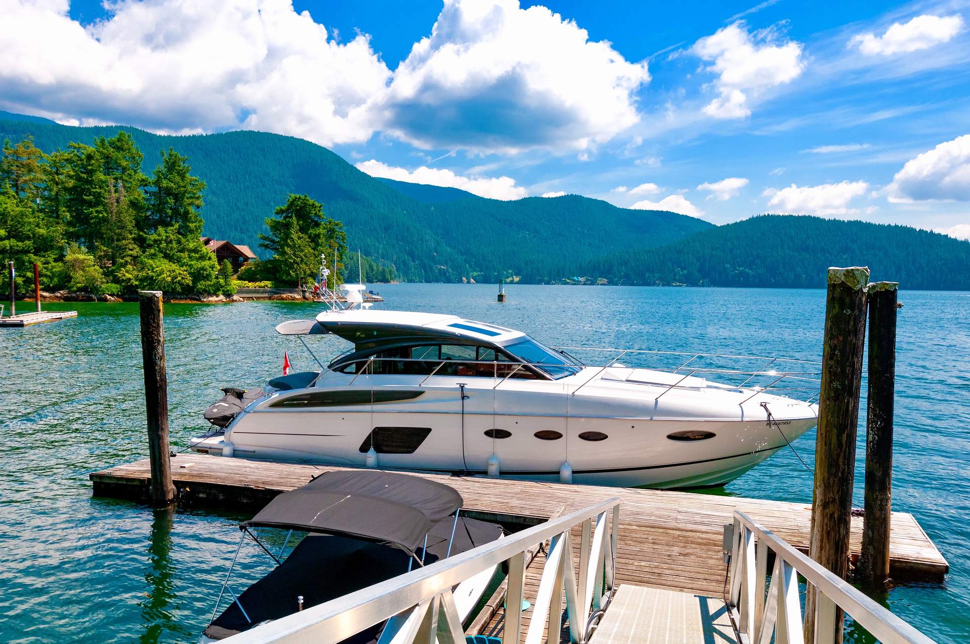 ESPECTACULAR RESIDENCIA FRENTE AL MAR RENOVADA CON MOORAGE PARA 50 'YATE