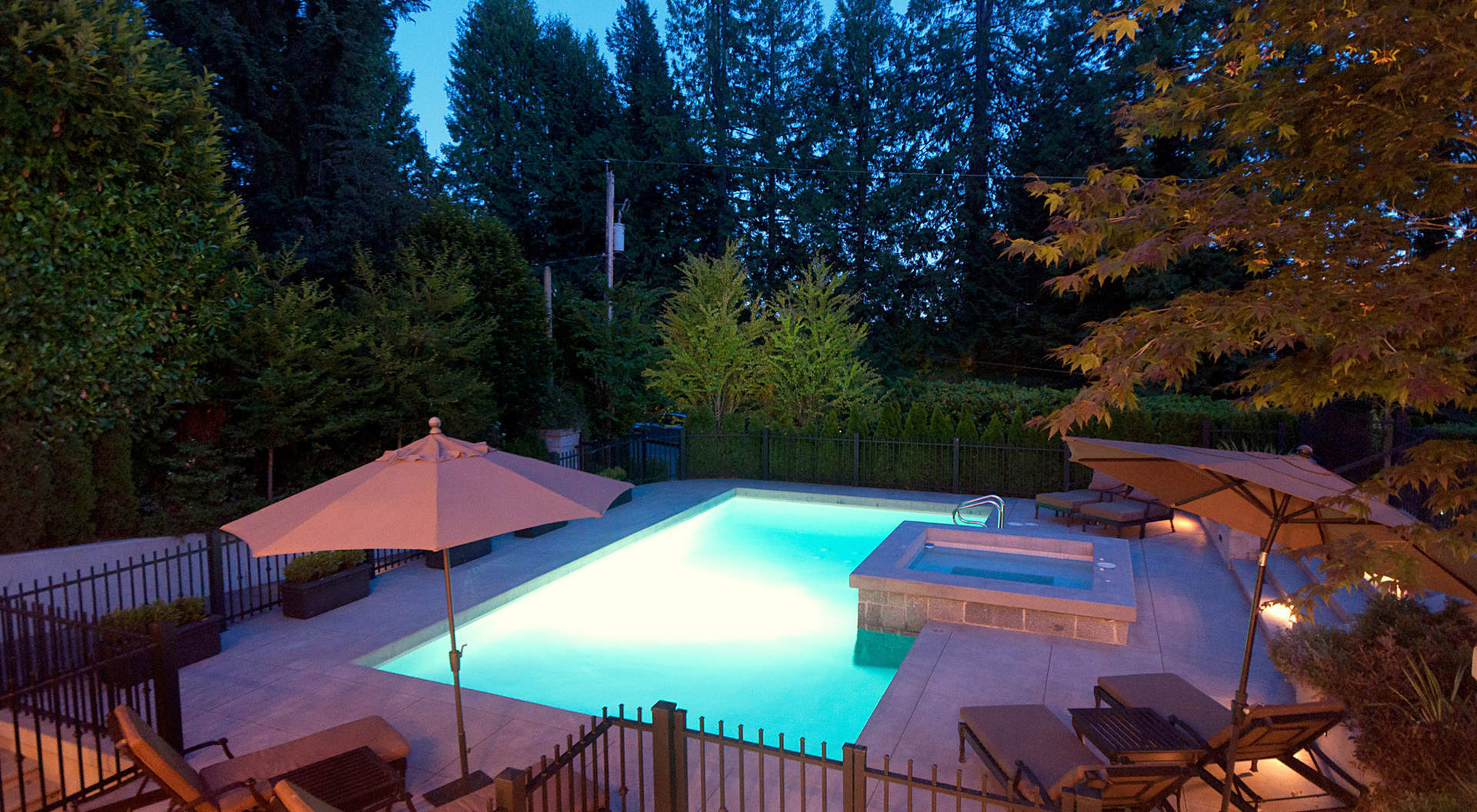 Orientación Sur Piscina al aire libre en el crepúsculo