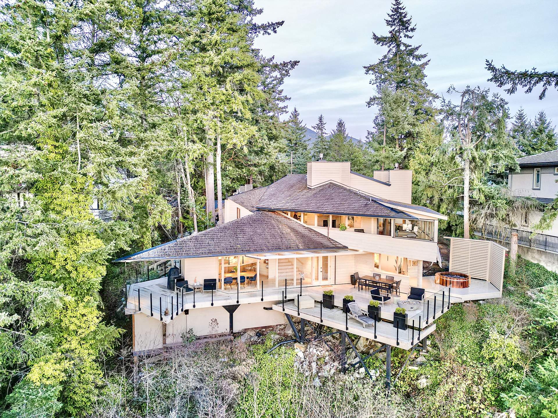 The Case Residence in Eagleridge. A modernist design in the mid last Century! 