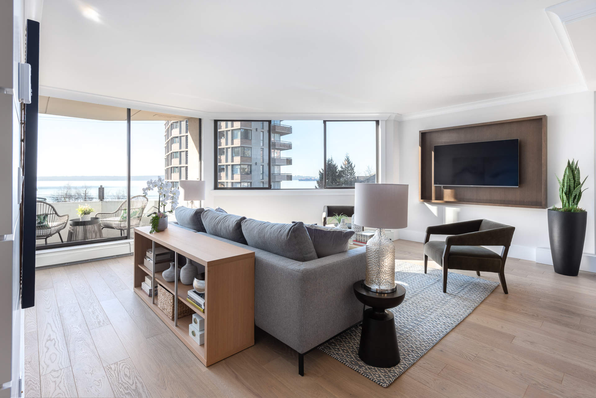 Stunning Semi-Waterfront corner suite in "Ocean Terrace". 