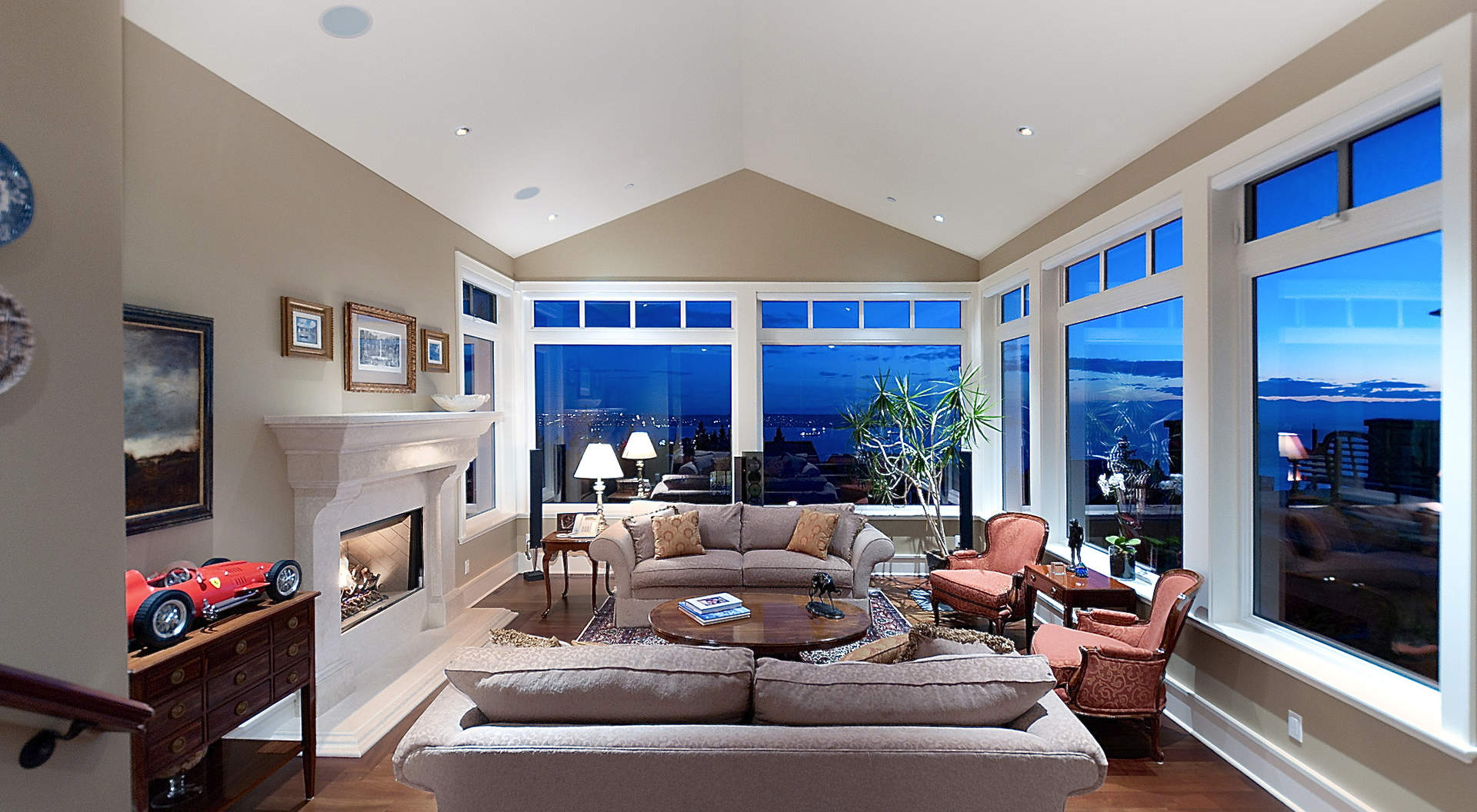 Amplia sala de estar con techos abovedados y ventanales