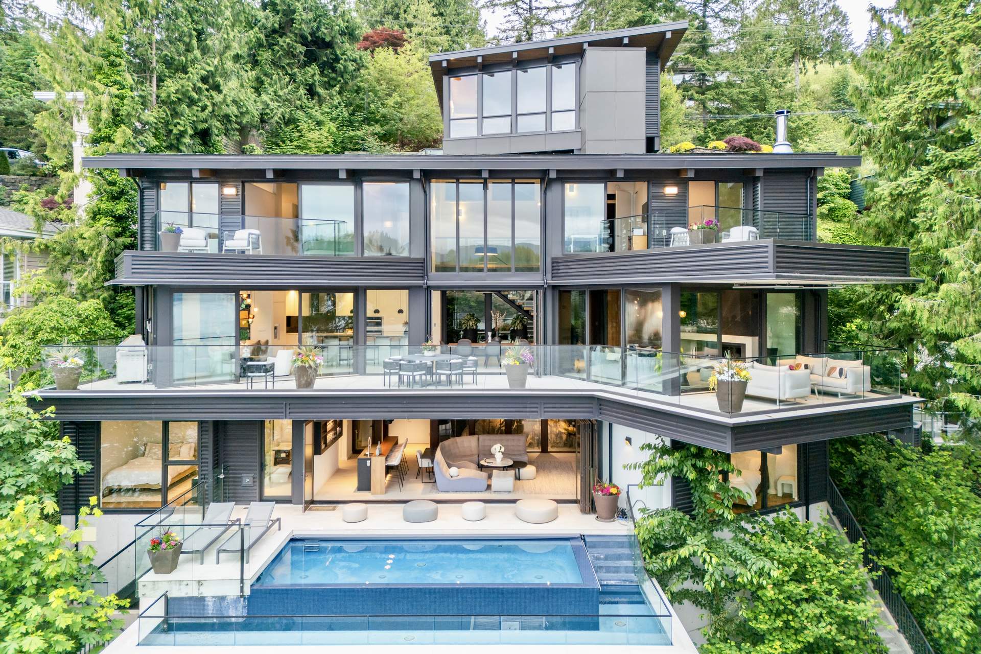 Deep Cove Contemporary designed by Frits de Vries