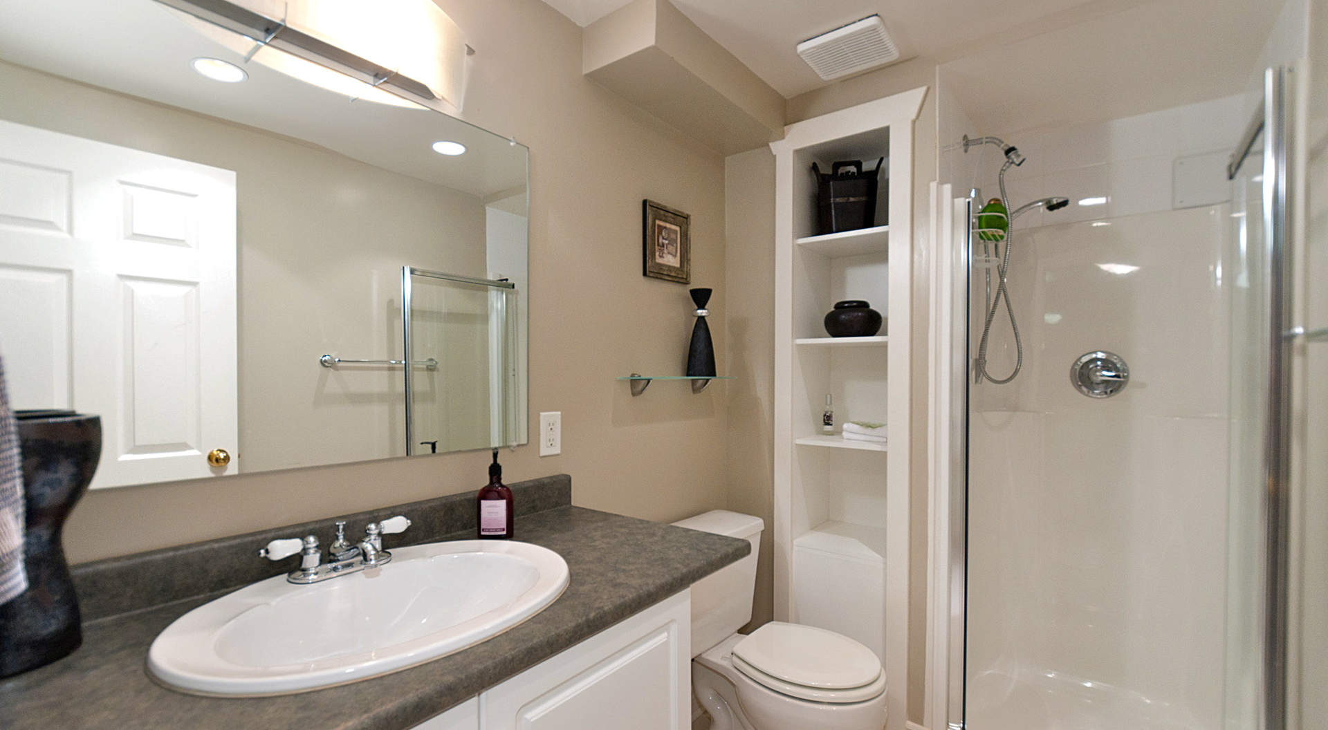 Guest Bathroom in Suite