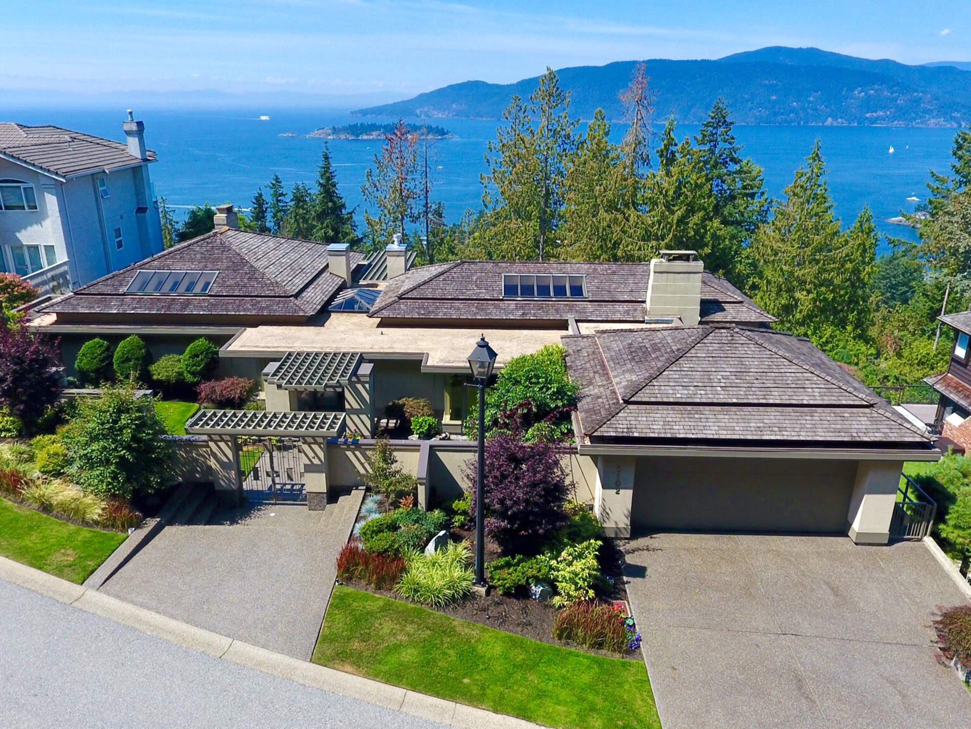 Espectacular residencia diseñada por Hollingsworth con impresionantes vistas al mar.