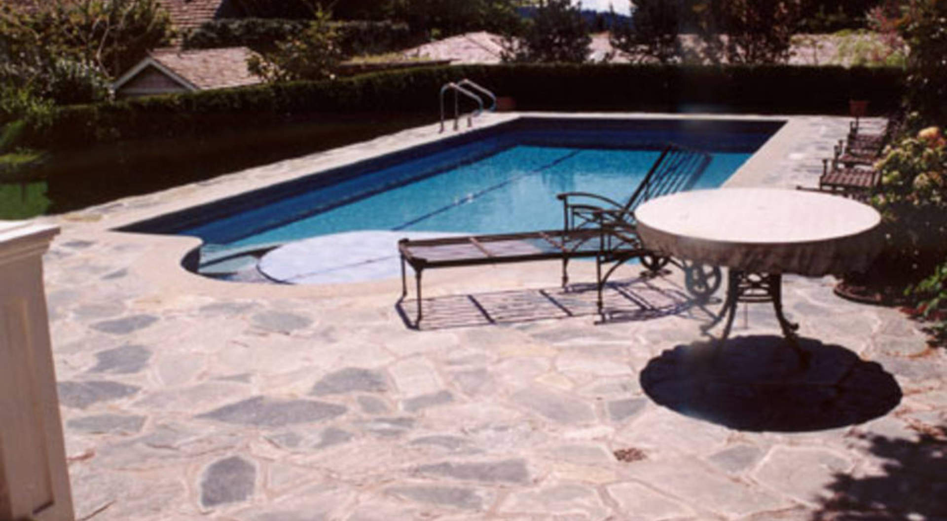 波光粼粼的室外游泳池和热水浴缸