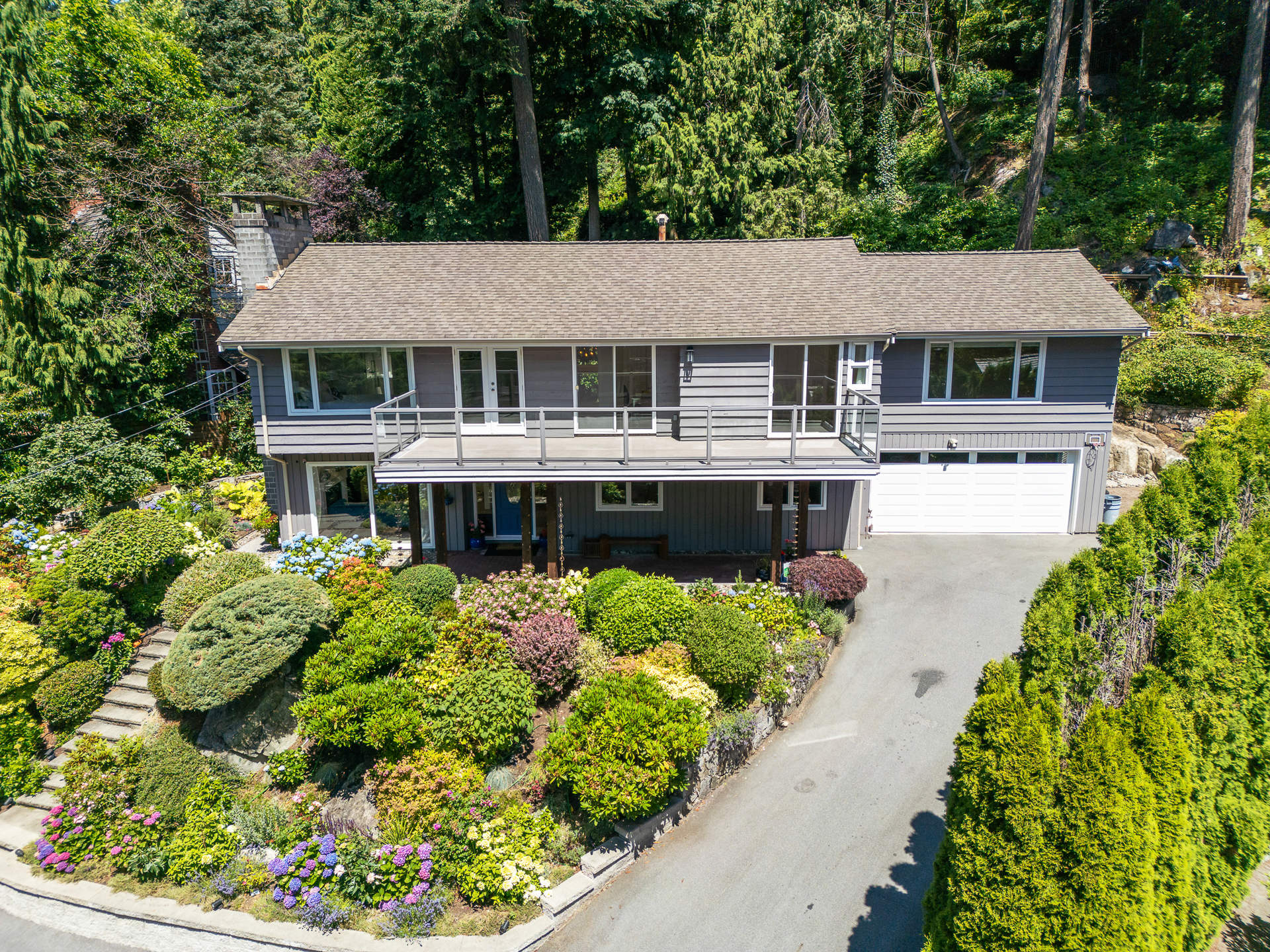 Sun-Drenched Caulfield Retreat with Water Views!